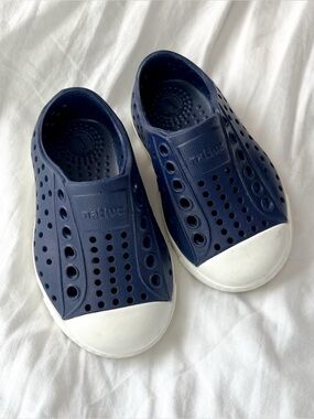 Native Jefferson Shoes Navy - Baby size C4